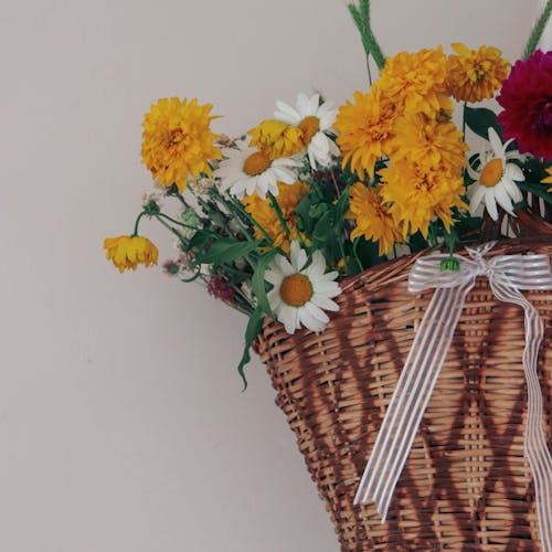 Cesta floral premium con hortensias y rosas - Blume Boutique Floral
